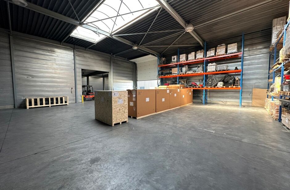 Het betreft de verkoop van een representatief bedrijfsgebouw op een perceel van ca. 8 559 m² in de industriezone 