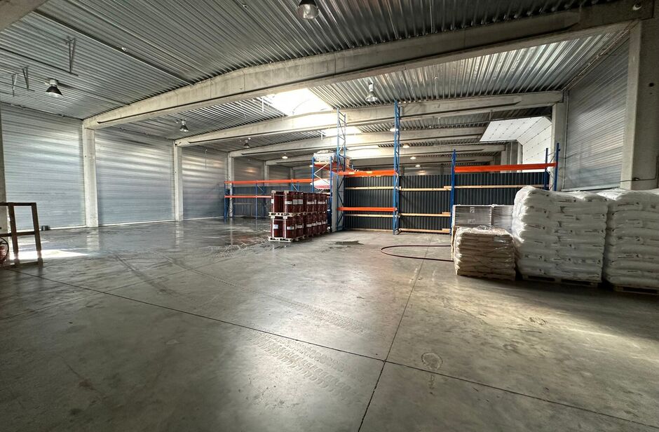 Het betreft de verkoop van een representatief bedrijfsgebouw op een perceel van ca. 8 559 m² in de industriezone 