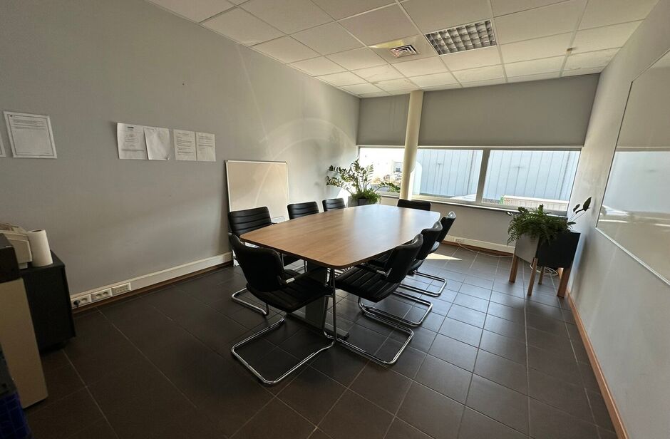 Het betreft de verkoop van een representatief bedrijfsgebouw op een perceel van ca. 8 559 m² in de industriezone 