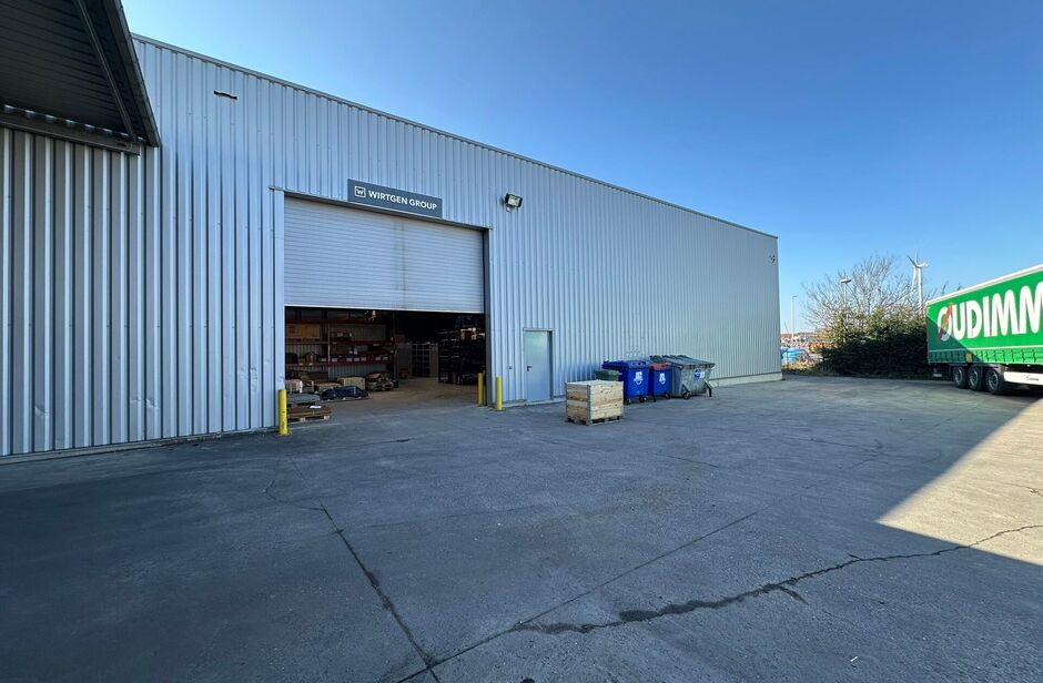 Het betreft de verkoop van een representatief bedrijfsgebouw op een perceel van ca. 8 559 m² in de industriezone 