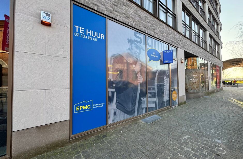 Het betreft een gelijkvloerse kantoorruimte gelegen op het Eilandje te Antwerpen. 

Het kantoor heeft een oppervlakte van ca. 120 m² en is modern afgewerkt.
Dankzij de grote raampartije, hoge plafonds en open landscape inrichting geniet men van een aang