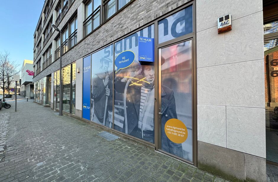 Het betreft een gelijkvloerse kantoorruimte gelegen op het Eilandje te Antwerpen. 

Het kantoor heeft een oppervlakte van ca. 120 m² en is modern afgewerkt.
Dankzij de grote raampartije, hoge plafonds en open landscape inrichting geniet men van een aang