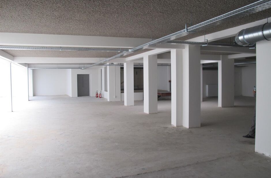 Gelijkvloers kantoor (ca. 601m²) met strategische ligging alsook 2 privatieve toegangen gelegen aan de Leien in het centrum van Antwerpen. 

Het geheel is afgewerkt met een gietvloer alsook verlichting en ventilatie. Achteraan het pand bevinden zich lich