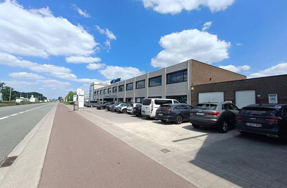 Kantoorgebouw te koop in Aartselaar
