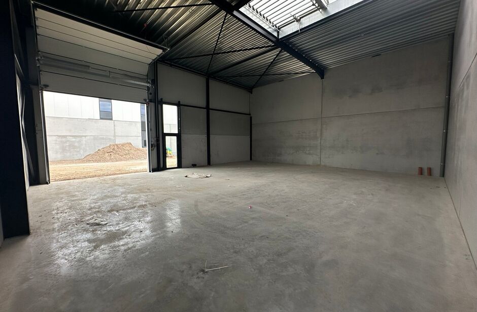In dit nieuwbouwproject in industriezone 'De Vloeiende' te Kapellen bieden wij deze KMO-unit te huur aan. Het project is zeer centraal gelegen in de regio Kapellen/Ekeren/Brasschaat en biedt een vlotte verbinding met de Antwerpse Haven.

Deze hoekunit hee
