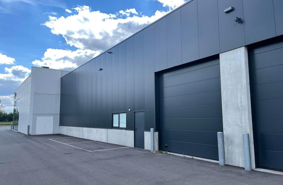 Op een schitterende ligging, langsheen de N16 (Rijksweg) en vlakbij de op- en afrit 7 van de A12, bieden wij deze recente KMO-unit te huur. 

De unit heeft een oppervlakte van ca. 339 m². De unit heeft een vrije hoogte van ca. 6,2 m en is voorzien van ee