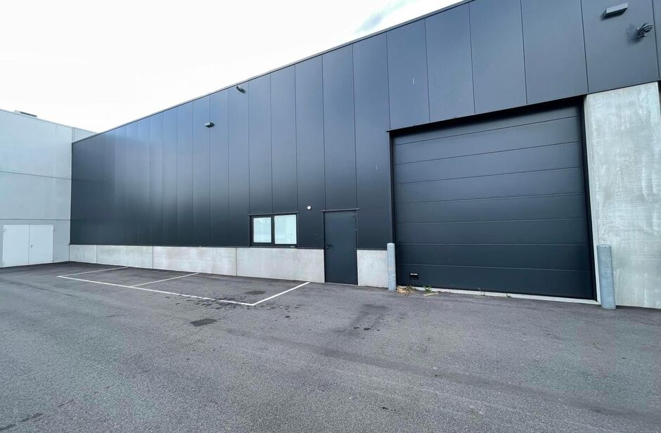 Op een schitterende ligging, langsheen de N16 (Rijksweg) en vlakbij de op- en afrit 7 van de A12, bieden wij deze recente KMO-unit te huur. 

De unit heeft een oppervlakte van ca. 339 m². De unit heeft een vrije hoogte van ca. 6,2 m en is voorzien van ee