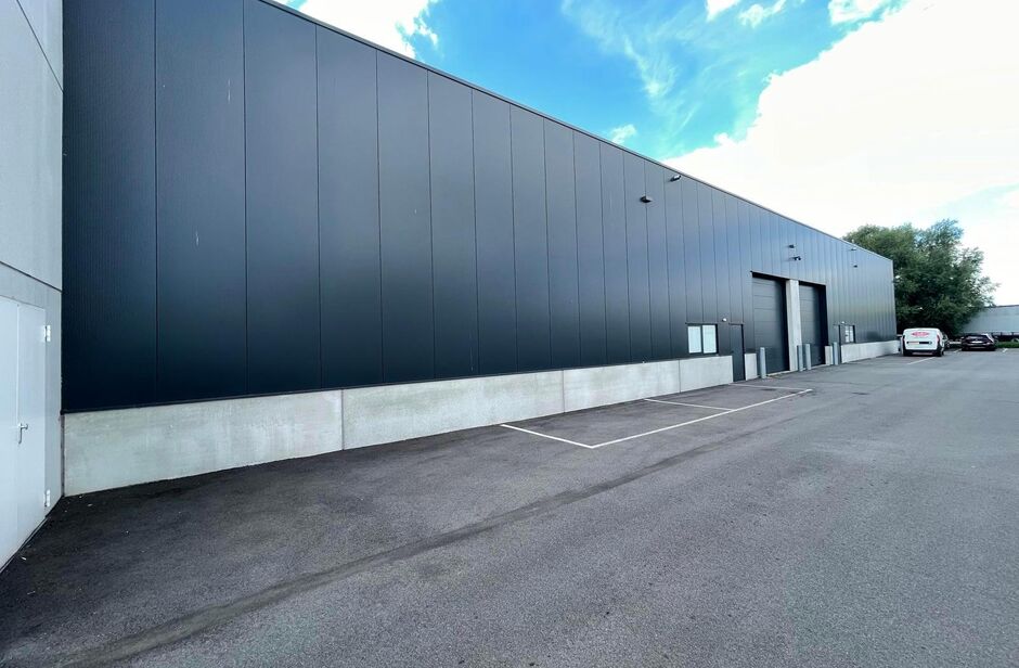 Op een schitterende ligging, langsheen de N16 (Rijksweg) en vlakbij de op- en afrit 7 van de A12, bieden wij deze recente KMO-unit te huur. 

De unit heeft een oppervlakte van ca. 339 m². De unit heeft een vrije hoogte van ca. 6,2 m en is voorzien van ee