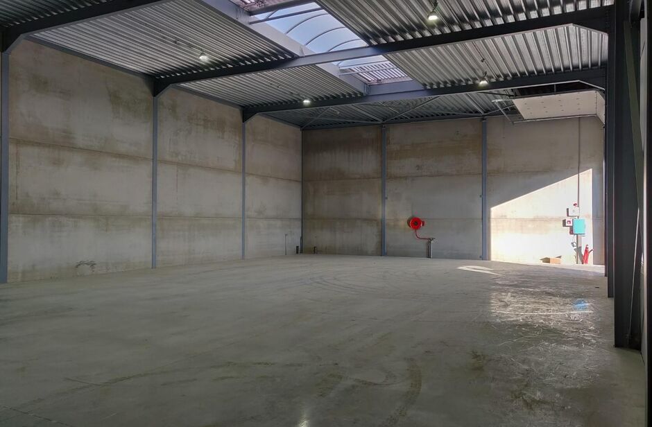 Op een schitterende ligging, langsheen de N16 (Rijksweg) en vlakbij de op- en afrit 7 van de A12, bieden wij deze recente KMO-unit te huur. 

De unit heeft een oppervlakte van ca. 339 m². De unit heeft een vrije hoogte van ca. 6,2 m en is voorzien van ee
