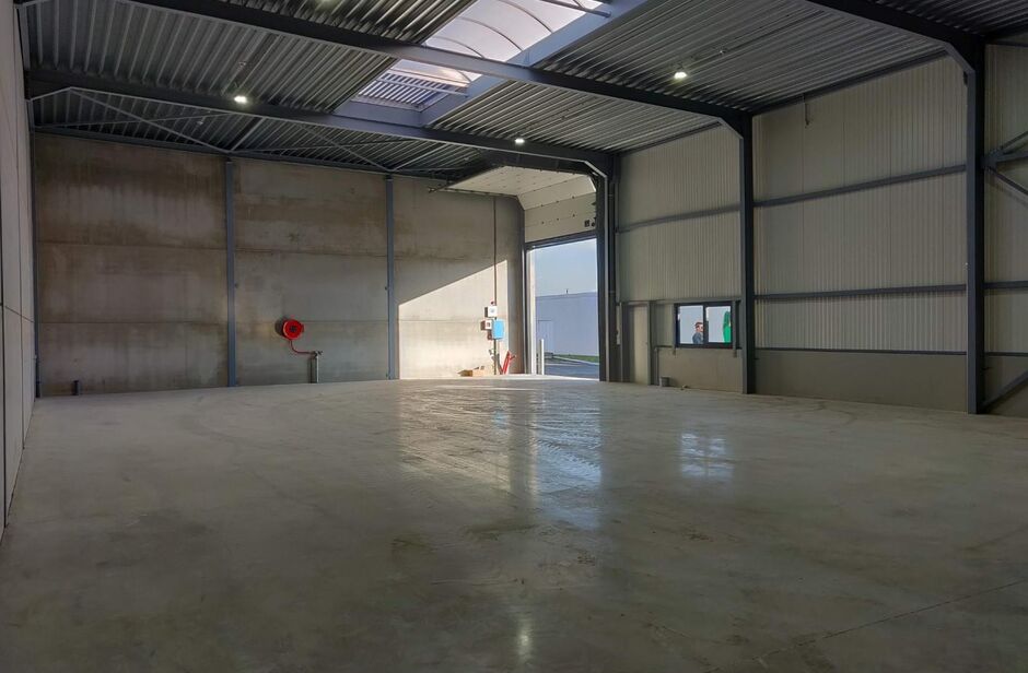 Op een schitterende ligging, langsheen de N16 (Rijksweg) en vlakbij de op- en afrit 7 van de A12, bieden wij deze recente KMO-unit te huur. 

De unit heeft een oppervlakte van ca. 339 m². De unit heeft een vrije hoogte van ca. 6,2 m en is voorzien van ee