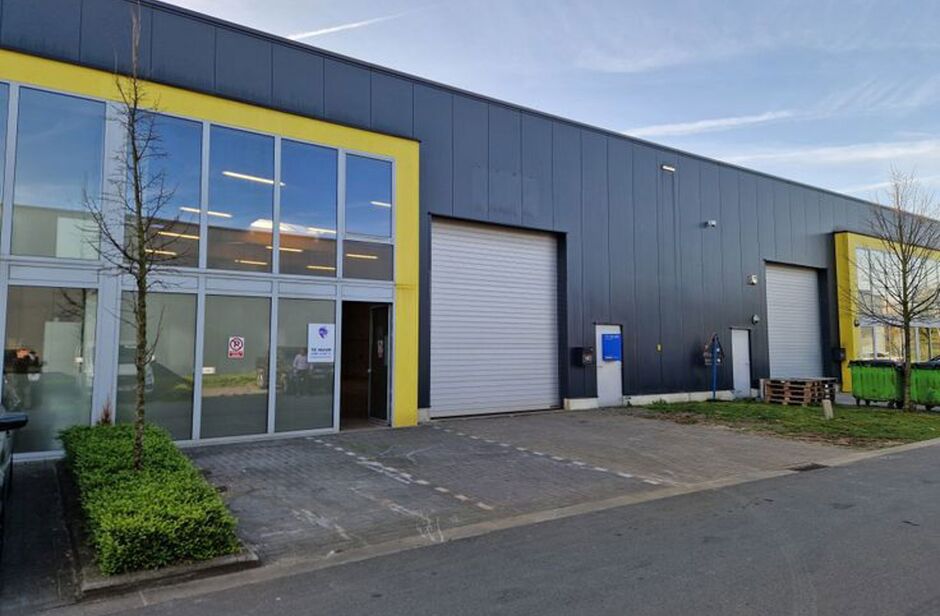 Het betreft de verhuur van een KMO-unit in het bedrijvenpark Picolo te Stabroek. De site is zeer vlot bereikbaar via de afrit Stabroek van de autosnelweg A12 (Havenweg) en gelegen in de onmiddellijke nabijheid van de Antwerpse Haven.

De unit heeft een op