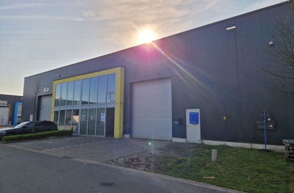 Het betreft de verhuur van een KMO-unit in het bedrijvenpark Picolo te Stabroek. De site is zeer vlot bereikbaar via de afrit Stabroek van de autosnelweg A12 (Havenweg) en gelegen in de onmiddellijke nabijheid van de Antwerpse Haven.

De unit heeft een op