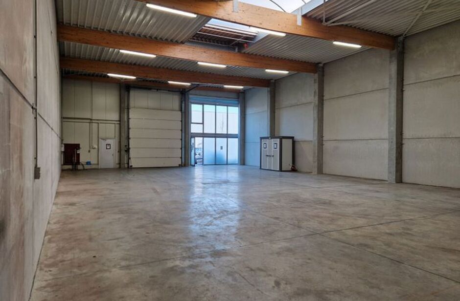 Het betreft de verhuur van een KMO-unit in het bedrijvenpark Picolo te Stabroek. De site is zeer vlot bereikbaar via de afrit Stabroek van de autosnelweg A12 (Havenweg) en gelegen in de onmiddellijke nabijheid van de Antwerpse Haven.

De unit heeft een op