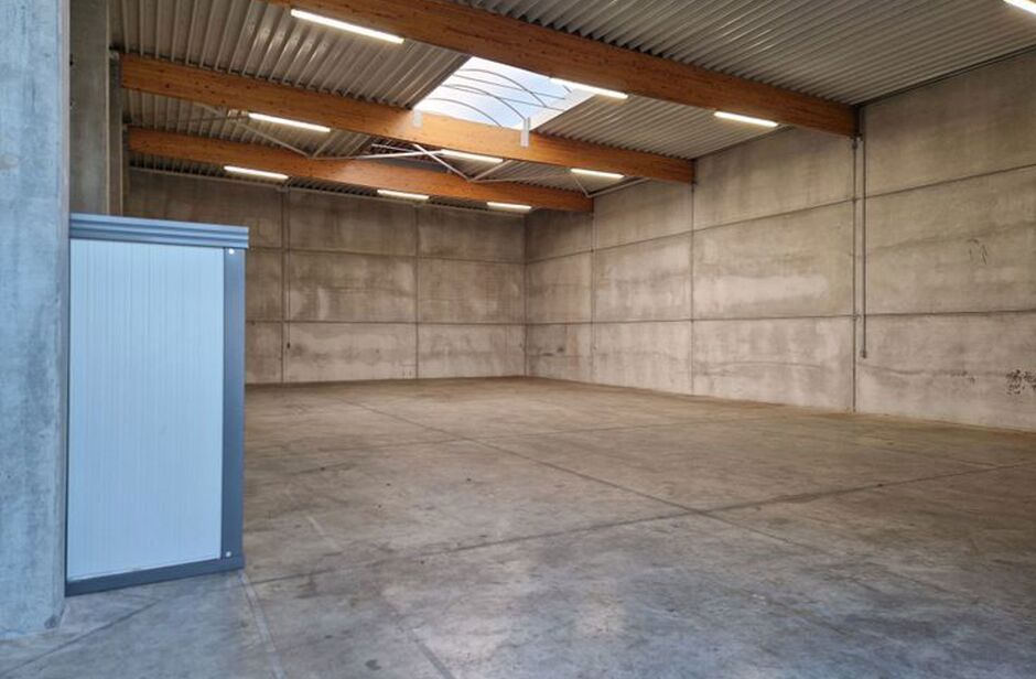 Het betreft de verhuur van een KMO-unit in het bedrijvenpark Picolo te Stabroek. De site is zeer vlot bereikbaar via de afrit Stabroek van de autosnelweg A12 (Havenweg) en gelegen in de onmiddellijke nabijheid van de Antwerpse Haven.

De unit heeft een op