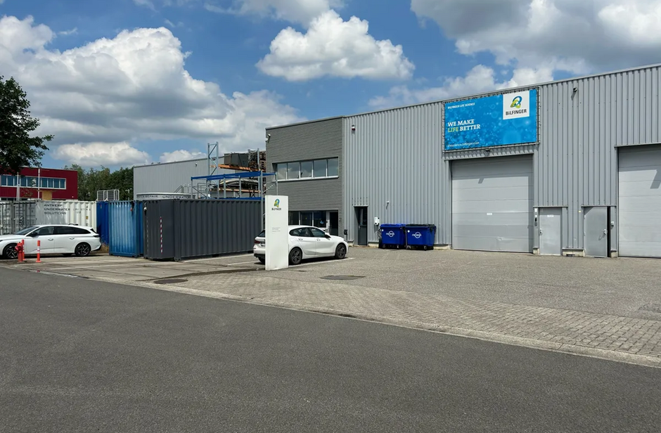 Het betreft de verhuur van een KMO-unit gelegen in industriezone De Zaat in Temse. Deze gunstige ligging nabij zowel op- en afrittencomplex Temse van de E17, als de N16 en de A12, zorgen voor een vlotte ontsluiting naar Antwerpen en Brussel. 

De unit he