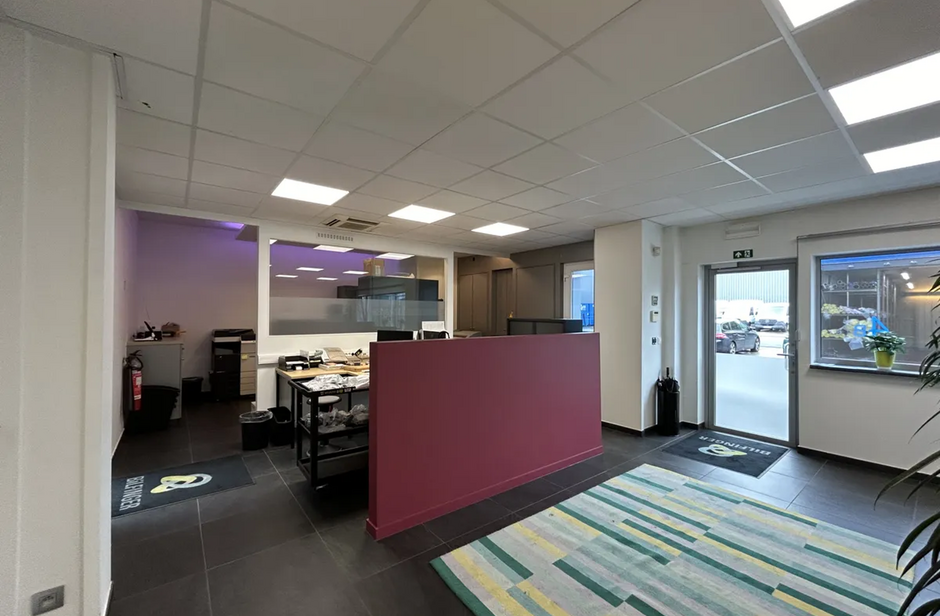 Het betreft de verhuur van een KMO-unit gelegen in industriezone De Zaat in Temse. Deze gunstige ligging nabij zowel op- en afrittencomplex Temse van de E17, als de N16 en de A12, zorgen voor een vlotte ontsluiting naar Antwerpen en Brussel. 

De unit he