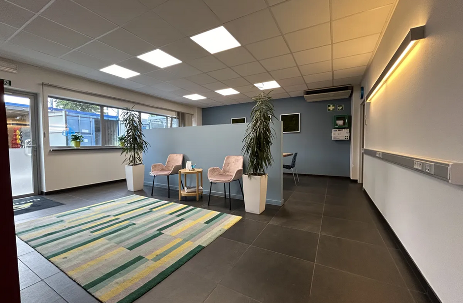 Het betreft de verhuur van een KMO-unit gelegen in industriezone De Zaat in Temse. Deze gunstige ligging nabij zowel op- en afrittencomplex Temse van de E17, als de N16 en de A12, zorgen voor een vlotte ontsluiting naar Antwerpen en Brussel. 

De unit he