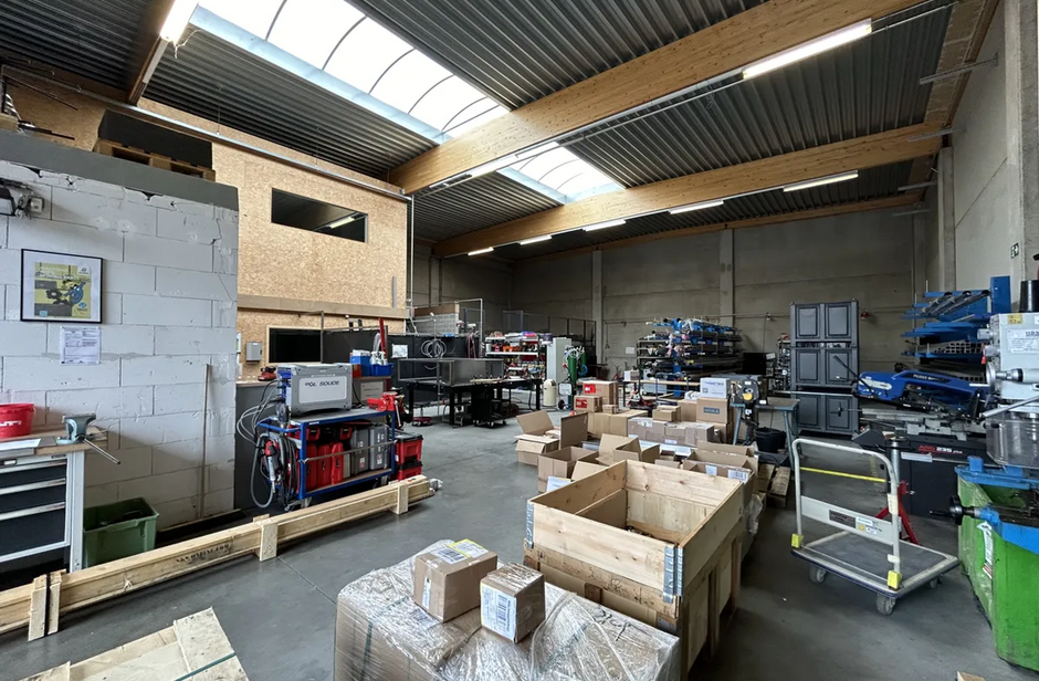 Het betreft de verhuur van een KMO-unit gelegen in industriezone De Zaat in Temse. Deze gunstige ligging nabij zowel op- en afrittencomplex Temse van de E17, als de N16 en de A12, zorgen voor een vlotte ontsluiting naar Antwerpen en Brussel. 

De unit he