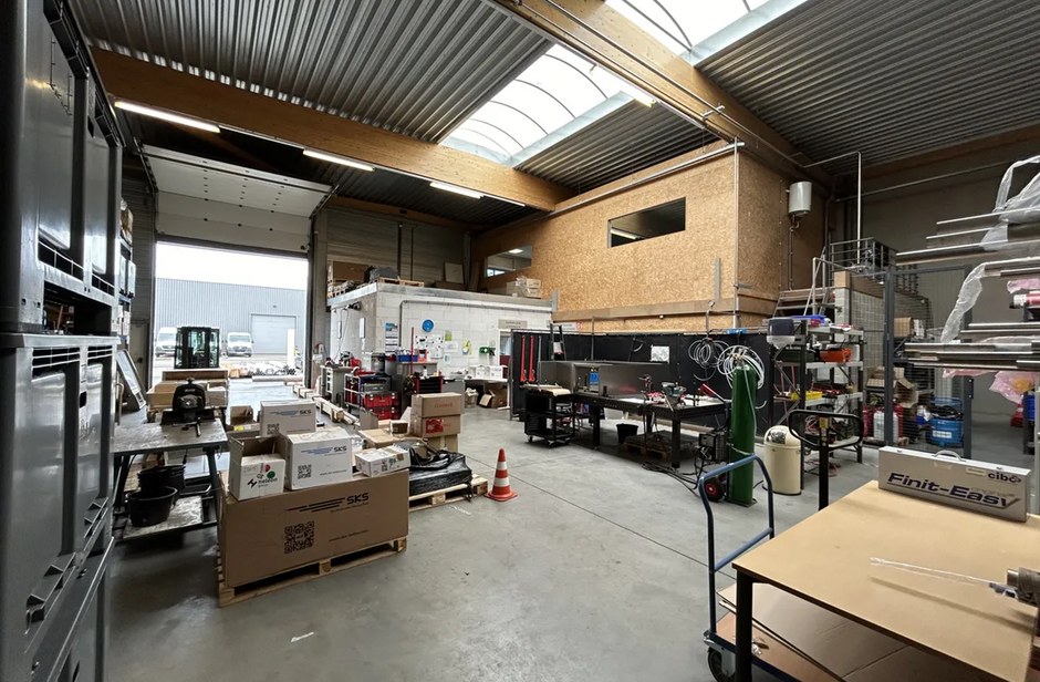 Het betreft de verhuur van een KMO-unit gelegen in industriezone De Zaat in Temse. Deze gunstige ligging nabij zowel op- en afrittencomplex Temse van de E17, als de N16 en de A12, zorgen voor een vlotte ontsluiting naar Antwerpen en Brussel. 

De unit he