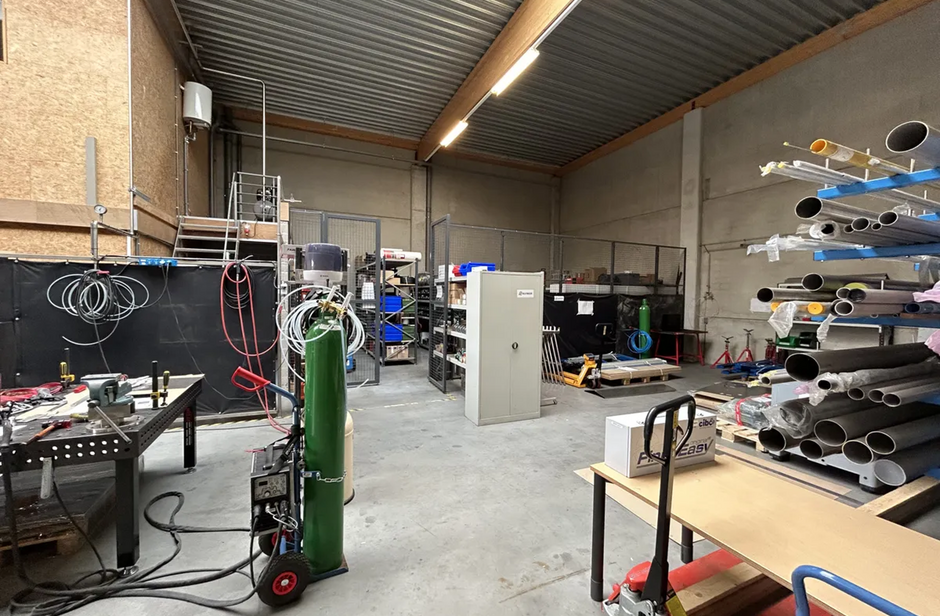 Het betreft de verhuur van een KMO-unit gelegen in industriezone De Zaat in Temse. Deze gunstige ligging nabij zowel op- en afrittencomplex Temse van de E17, als de N16 en de A12, zorgen voor een vlotte ontsluiting naar Antwerpen en Brussel. 

De unit he