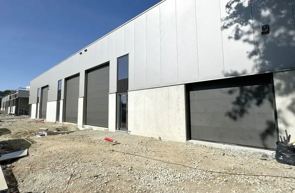 Graag stellen wij u deze nieuwbouw KMO-unit voor in het bedrijvenpark Cesar te Bornem. In de eerste fase bieden wij hier 12 KMO-units te koop aan. Dit bedrijventerrein is uitermate strategisch gelegen in de gouden driehoek Antwerpen – Brussel – Gent, 