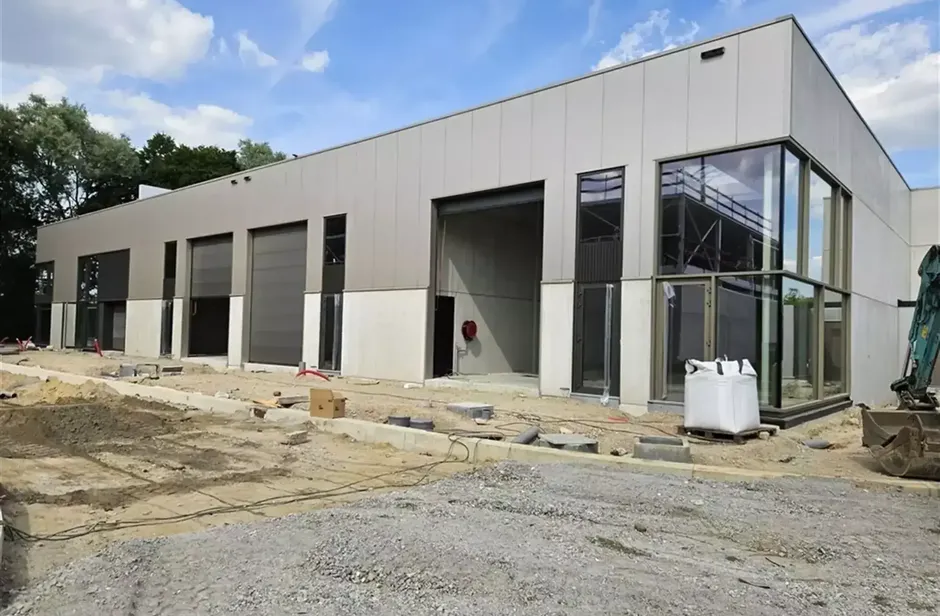 Graag stellen wij u deze nieuwbouw KMO-unit voor in het bedrijvenpark Cesar te Bornem. In de eerste fase bieden wij hier 12 KMO-units te koop aan. Dit bedrijventerrein is uitermate strategisch gelegen in de gouden driehoek Antwerpen – Brussel – Gent, 