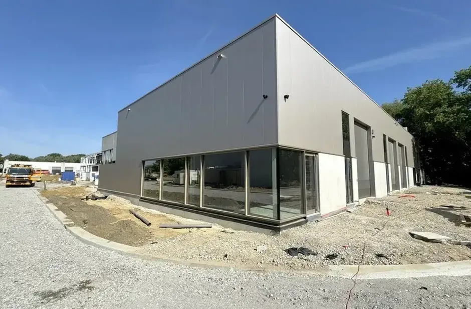 Graag stellen wij u deze nieuwbouw KMO-unit voor in het bedrijvenpark Cesar te Bornem. In de eerste fase bieden wij hier 12 KMO-units te koop aan. Dit bedrijventerrein is uitermate strategisch gelegen in de gouden driehoek Antwerpen – Brussel – Gent, 