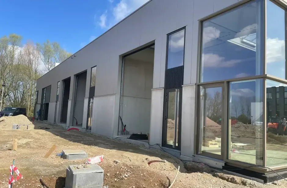 Graag stellen wij u deze nieuwbouw KMO-unit voor in het bedrijvenpark Cesar te Bornem. In de eerste fase bieden wij hier 12 KMO-units te koop aan. Dit bedrijventerrein is uitermate strategisch gelegen in de gouden driehoek Antwerpen – Brussel – Gent, 