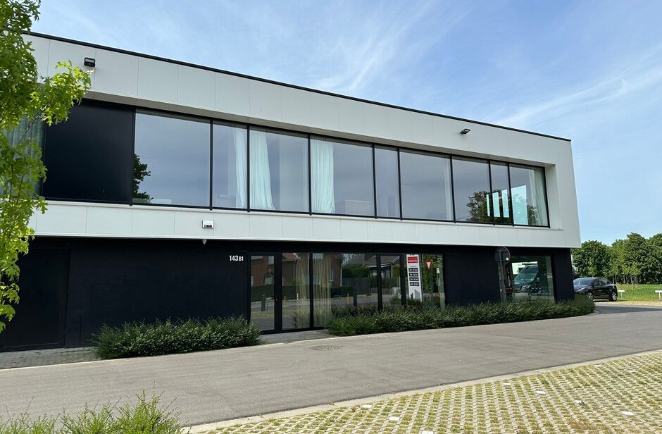 In het nieuwbouw bedrijvenpark, langsheen de Abtsdreef, bieden wij deze prachtig afgewerkte KMO-unit aan. Deze KMO-unit geniet een uitstekende ligging te Stabroek nabij de Haven van Antwerpen. Maar ook op het bedrijvenpark zelf is deze hoekunit strategisc