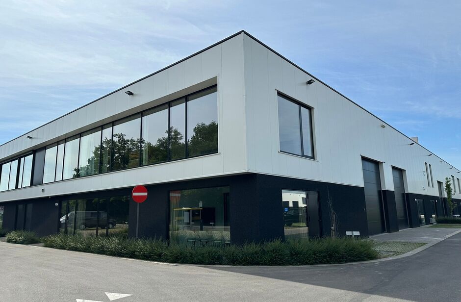 In het nieuwbouw bedrijvenpark, langsheen de Abtsdreef, bieden wij deze prachtig afgewerkte KMO-unit aan. Deze KMO-unit geniet een uitstekende ligging te Stabroek nabij de Haven van Antwerpen. Maar ook op het bedrijvenpark zelf is deze hoekunit strategisc