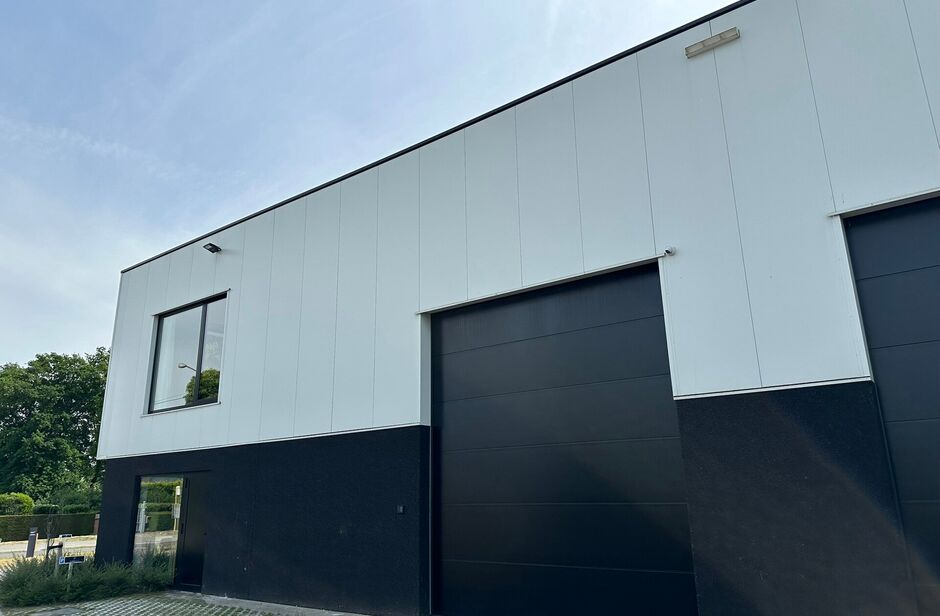In het nieuwbouw bedrijvenpark, langsheen de Abtsdreef, bieden wij deze prachtig afgewerkte KMO-unit aan. Deze KMO-unit geniet een uitstekende ligging te Stabroek nabij de Haven van Antwerpen. Maar ook op het bedrijvenpark zelf is deze hoekunit strategisc