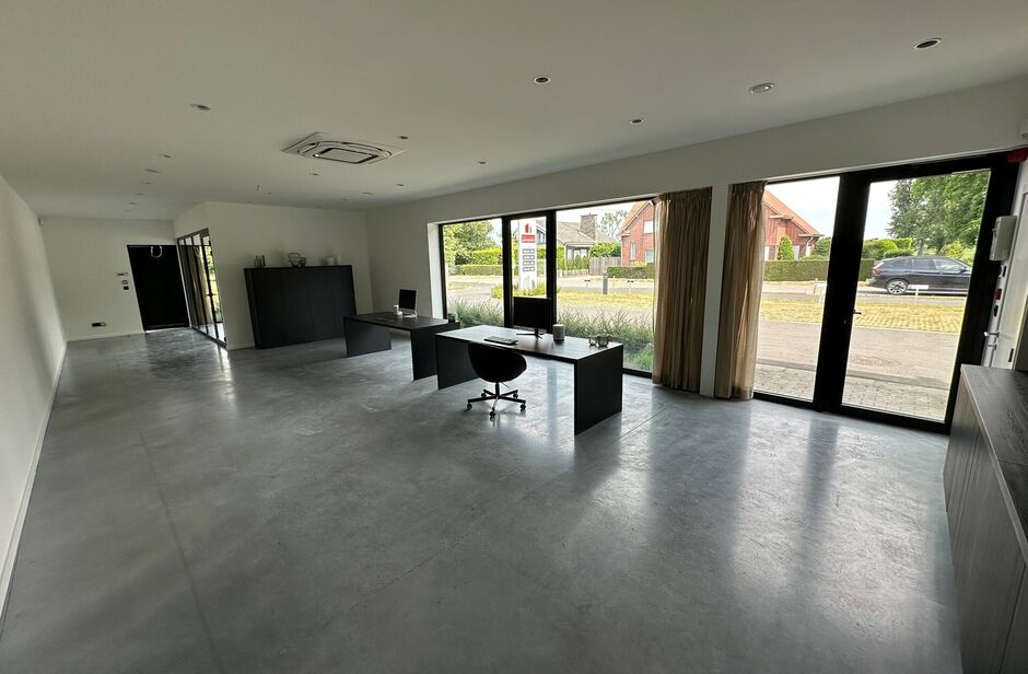 In het nieuwbouw bedrijvenpark, langsheen de Abtsdreef, bieden wij deze prachtig afgewerkte KMO-unit aan. Deze KMO-unit geniet een uitstekende ligging te Stabroek nabij de Haven van Antwerpen. Maar ook op het bedrijvenpark zelf is deze hoekunit strategisc