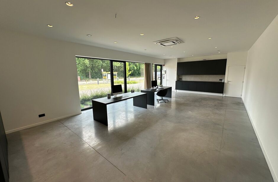 In het nieuwbouw bedrijvenpark, langsheen de Abtsdreef, bieden wij deze prachtig afgewerkte KMO-unit aan. Deze KMO-unit geniet een uitstekende ligging te Stabroek nabij de Haven van Antwerpen. Maar ook op het bedrijvenpark zelf is deze hoekunit strategisc