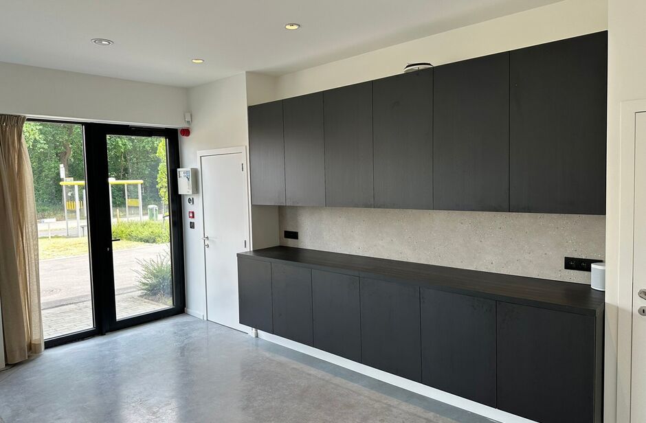 In het nieuwbouw bedrijvenpark, langsheen de Abtsdreef, bieden wij deze prachtig afgewerkte KMO-unit aan. Deze KMO-unit geniet een uitstekende ligging te Stabroek nabij de Haven van Antwerpen. Maar ook op het bedrijvenpark zelf is deze hoekunit strategisc