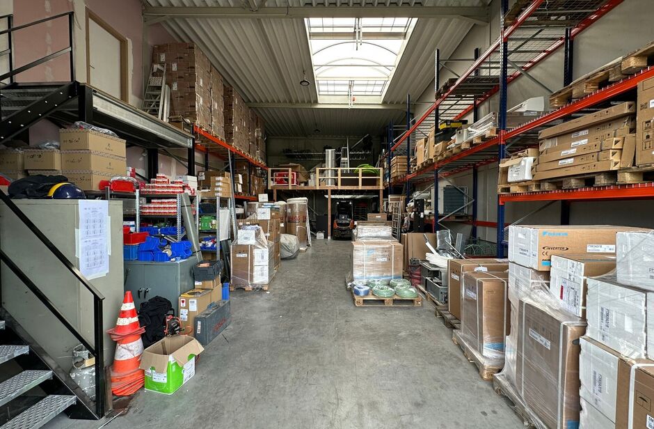 In het nieuwbouw bedrijvenpark, langsheen de Abtsdreef, bieden wij deze prachtig afgewerkte KMO-unit aan. Deze KMO-unit geniet een uitstekende ligging te Stabroek nabij de Haven van Antwerpen. Maar ook op het bedrijvenpark zelf is deze hoekunit strategisc