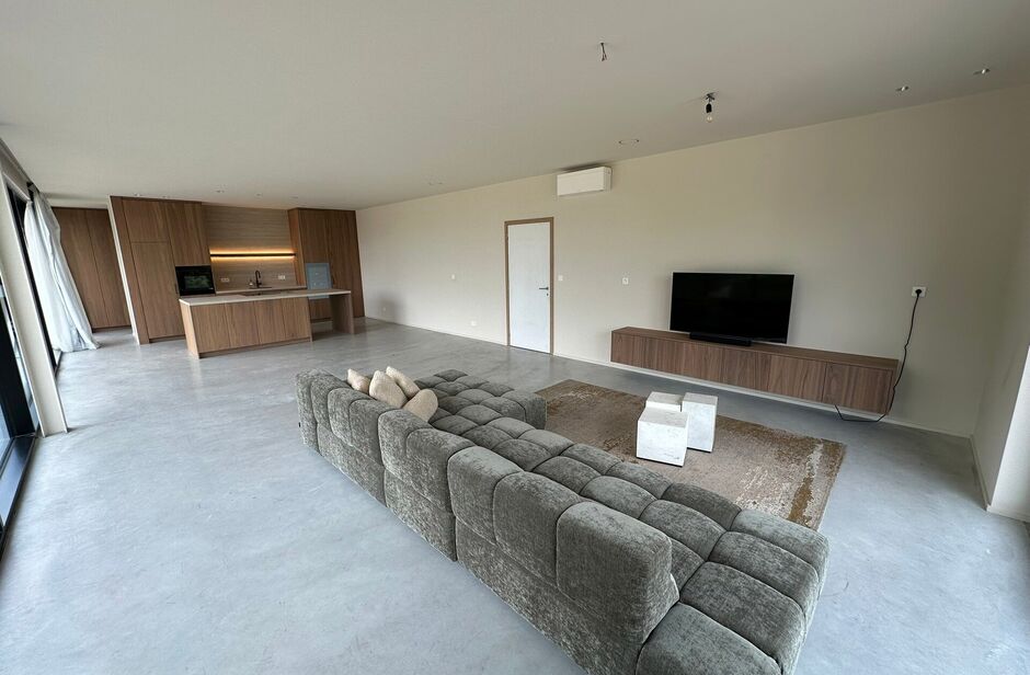 In het nieuwbouw bedrijvenpark, langsheen de Abtsdreef, bieden wij deze prachtig afgewerkte KMO-unit aan. Deze KMO-unit geniet een uitstekende ligging te Stabroek nabij de Haven van Antwerpen. Maar ook op het bedrijvenpark zelf is deze hoekunit strategisc