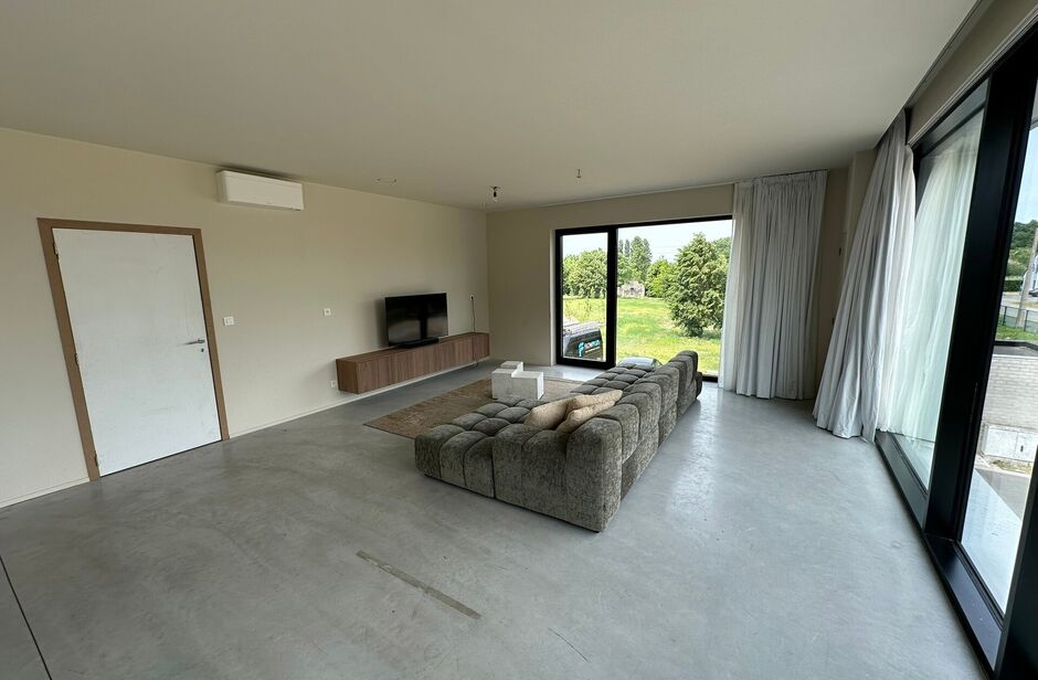 In het nieuwbouw bedrijvenpark, langsheen de Abtsdreef, bieden wij deze prachtig afgewerkte KMO-unit aan. Deze KMO-unit geniet een uitstekende ligging te Stabroek nabij de Haven van Antwerpen. Maar ook op het bedrijvenpark zelf is deze hoekunit strategisc