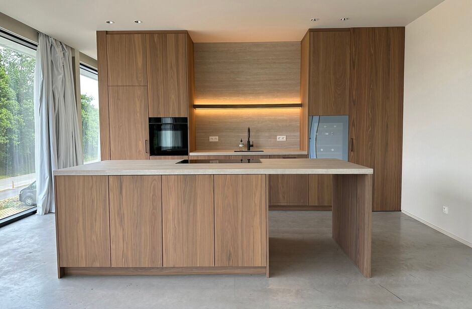 In het nieuwbouw bedrijvenpark, langsheen de Abtsdreef, bieden wij deze prachtig afgewerkte KMO-unit aan. Deze KMO-unit geniet een uitstekende ligging te Stabroek nabij de Haven van Antwerpen. Maar ook op het bedrijvenpark zelf is deze hoekunit strategisc