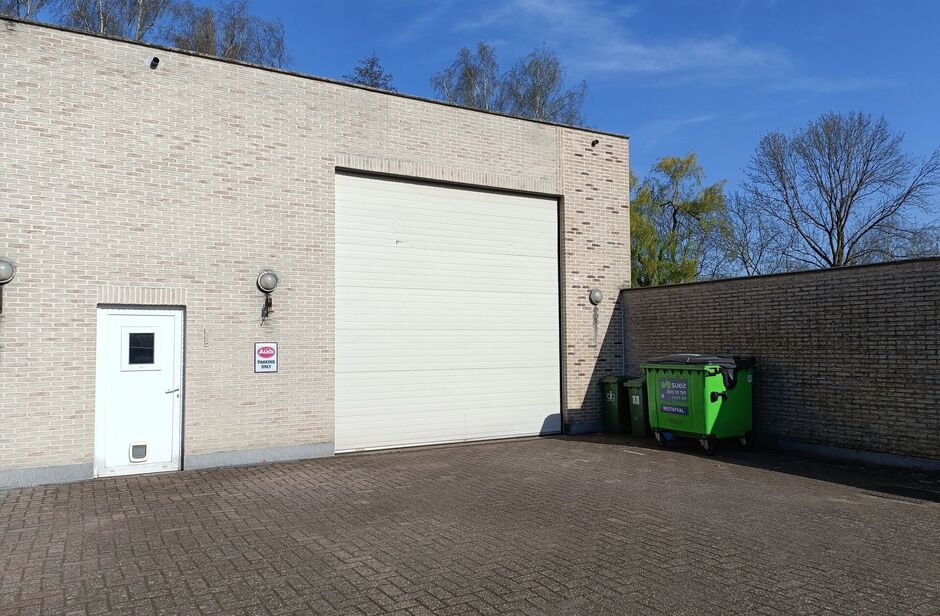 Gelegen langsheen de Liersesteenweg, bieden wij een opslagruimte te huur aan. Door de strategische locatie geniet het pand - met een totale oppervlakte van ca. 365 m² - van een uitstekende ontsluiting naar Lier en naar de E313 (Antwerpen - Luik). 

De o