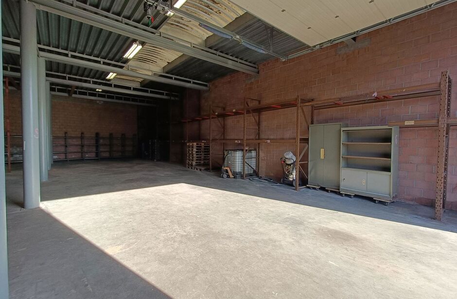 Gelegen langsheen de Liersesteenweg, bieden wij een opslagruimte te huur aan. Door de strategische locatie geniet het pand - met een totale oppervlakte van ca. 365 m² - van een uitstekende ontsluiting naar Lier en naar de E313 (Antwerpen - Luik). 

De o