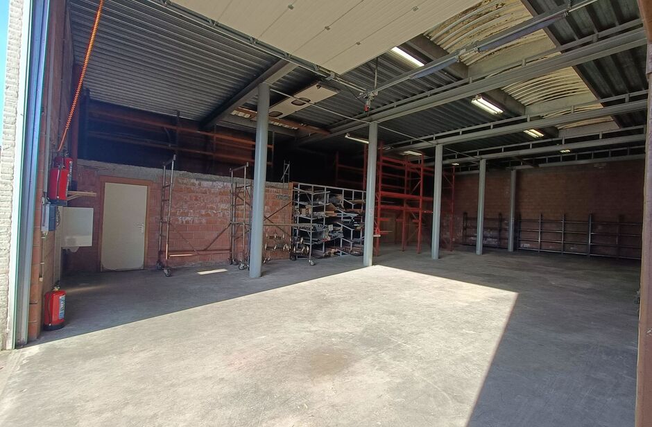 Gelegen langsheen de Liersesteenweg, bieden wij een opslagruimte te huur aan. Door de strategische locatie geniet het pand - met een totale oppervlakte van ca. 365 m² - van een uitstekende ontsluiting naar Lier en naar de E313 (Antwerpen - Luik). 

De o