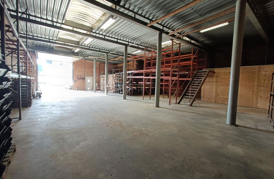Gelegen langsheen de Liersesteenweg, bieden wij een opslagruimte te huur aan. Door de strategische locatie geniet het pand - met een totale oppervlakte van ca. 365 m² - van een uitstekende ontsluiting naar Lier en naar de E313 (Antwerpen - Luik). 

De o