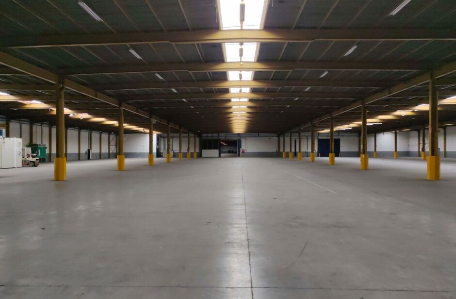 Het betreft een uitstekend gelegen magazijn gelegen te Industriepark-West in Sint-Niklaas, nabij op- en afrit 15 (Sint-Niklaas) van de E17. Het magazijn heeft een totale oppervlakte van ca. 6723 m², bestaande uit 6567 m² opslagruimte en 156 m² kantoorr
