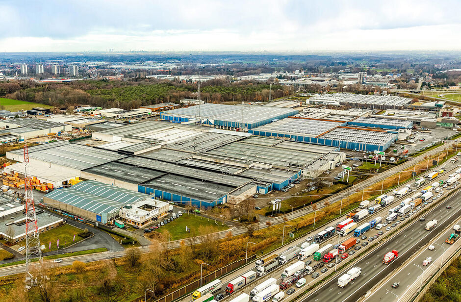 Het betreft een uitstekend gelegen magazijn gelegen te Industriepark-West in Sint-Niklaas, nabij op- en afrit 15 (Sint-Niklaas) van de E17. Het magazijn heeft een totale oppervlakte van ca. 6723 m², bestaande uit 6567 m² opslagruimte en 156 m² kantoorr