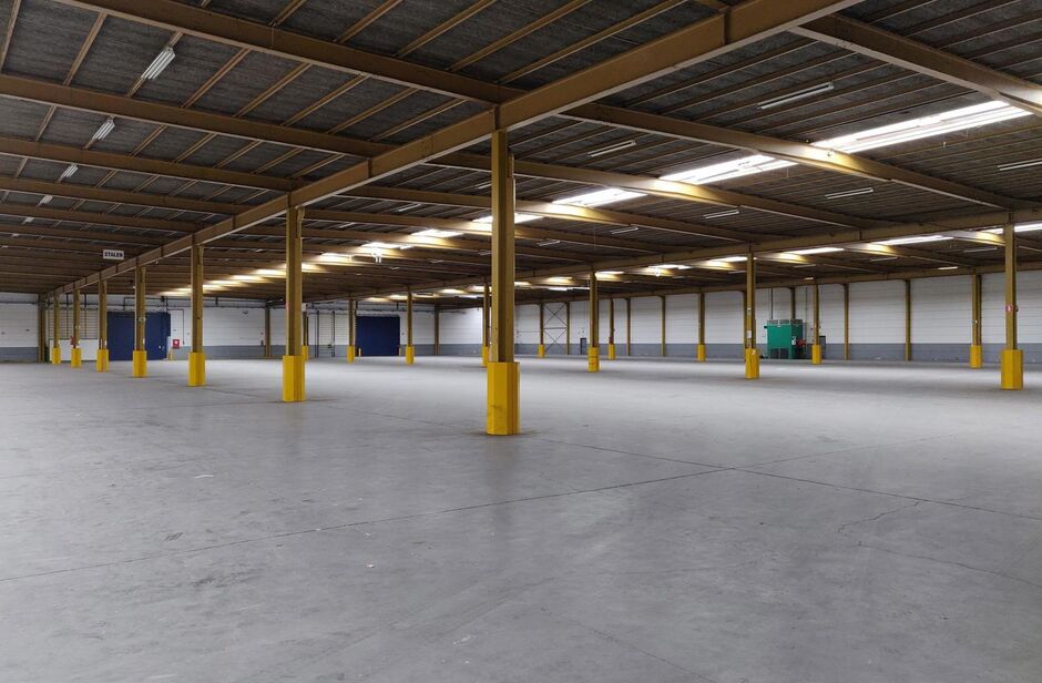 Het betreft een uitstekend gelegen magazijn gelegen te Industriepark-West in Sint-Niklaas, nabij op- en afrit 15 (Sint-Niklaas) van de E17. Het magazijn heeft een totale oppervlakte van ca. 4 700 m², bestaande uit 4 500 m² opslagruimte en 200 m² kantoo