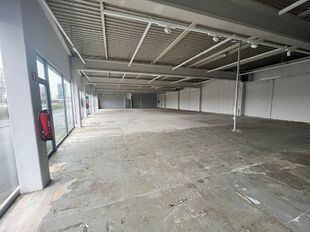 De beschikbare unit maakt deel uit van een bedrijfsgebouw van 1.000 m&sup2; aan de Puitvoetstraat. Van deze oppervlakte wordt 615 m&sup2; (unit 6B) te huur aangeboden. Het andere deel is verhuurd aan Heytens, wat bijdraagt aan een sterke commerci&euml;le omgeving. Da