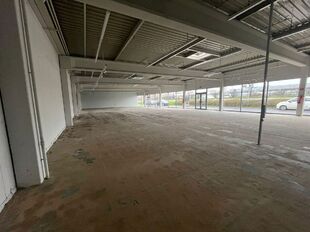 De beschikbare unit maakt deel uit van een bedrijfsgebouw van 1.000 m&sup2; aan de Puitvoetstraat. Van deze oppervlakte wordt 615 m&sup2; (unit 6B) te huur aangeboden. Het andere deel is verhuurd aan Heytens, wat bijdraagt aan een sterke commerci&euml;le omgeving. Da