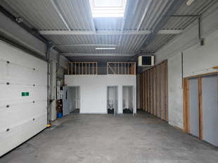 De beschikbare unit maakt deel uit van een bedrijfsgebouw van 1.000 m&sup2; aan de Puitvoetstraat. Van deze oppervlakte wordt 615 m&sup2; (unit 6B) te huur aangeboden. Het andere deel is verhuurd aan Heytens, wat bijdraagt aan een sterke commerci&euml;le omgeving. Da