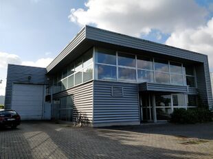 Het betreft de verhuur van een representatief bedrijfsgebouw aan de Industrieweg 11 te Aartselaar. Dit gebouw geniet een uitstekende ligging nabij de A12, dewelke zorgt voor een vlotte verbinding tussen Antwerpen en Brussel.

Het gebouw heeft een oppervla