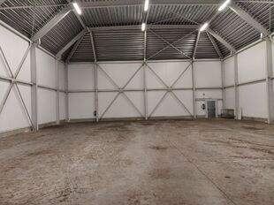 Het betreft de verhuur van een representatief bedrijfsgebouw aan de Industrieweg 11 te Aartselaar. Dit gebouw geniet een uitstekende ligging nabij de A12, dewelke zorgt voor een vlotte verbinding tussen Antwerpen en Brussel.

Het gebouw heeft een oppervla